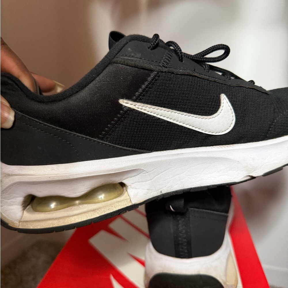 Nike Air Max Size 9 Women’s INTRLK Black and White Sneakers (used) dirty
